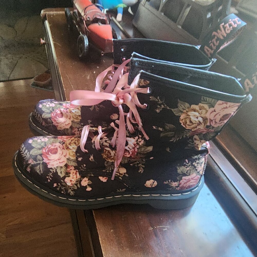 Dr. Martins Victorian Flower Canvas Boot's black Size 8